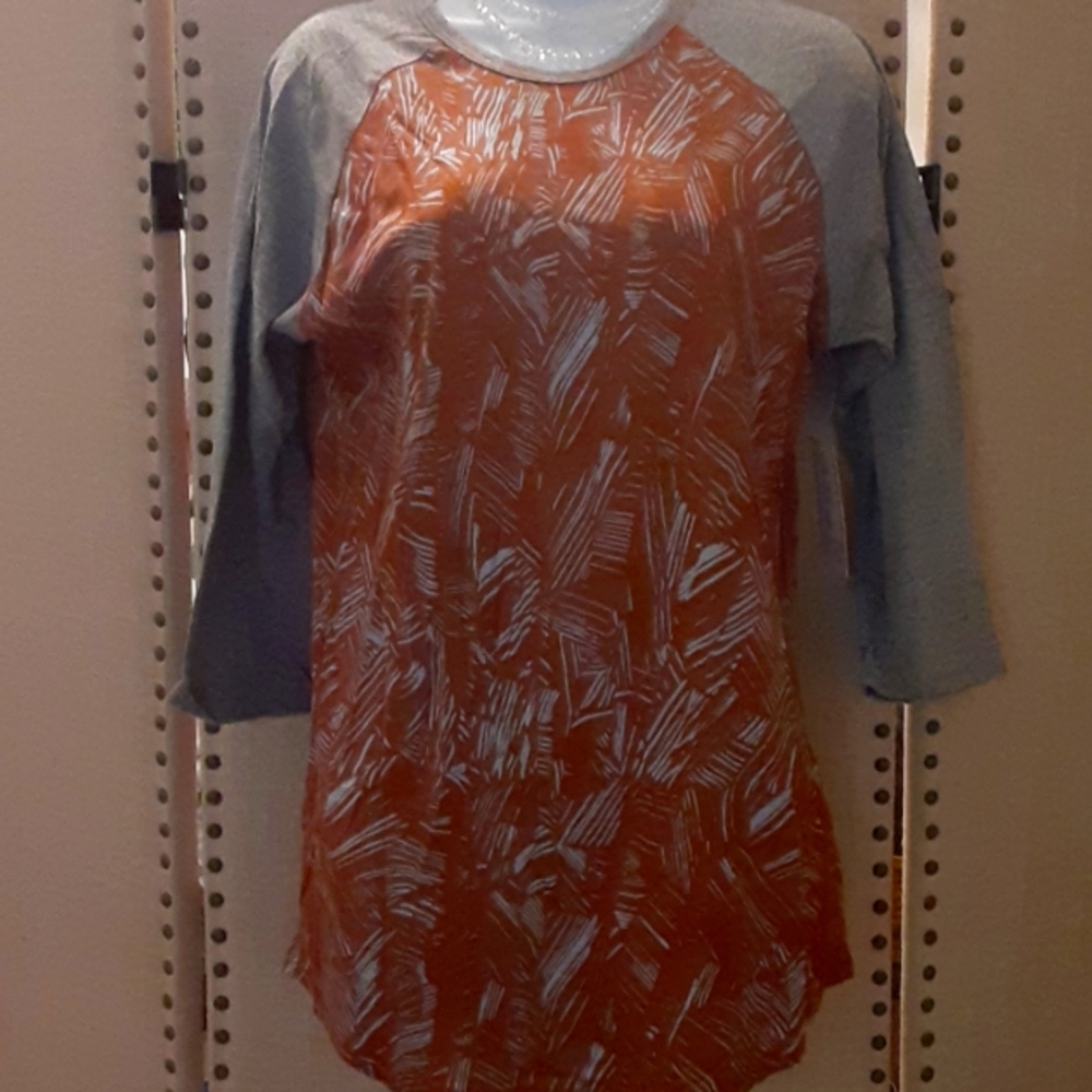 Lularoe SZ MEDIUM really nice top. Length is even all around nice fall colors